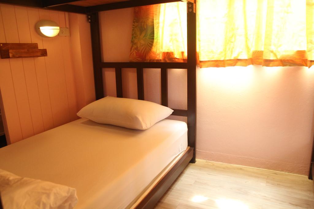 Khaosan Immjai Hostel Банкок Стая снимка