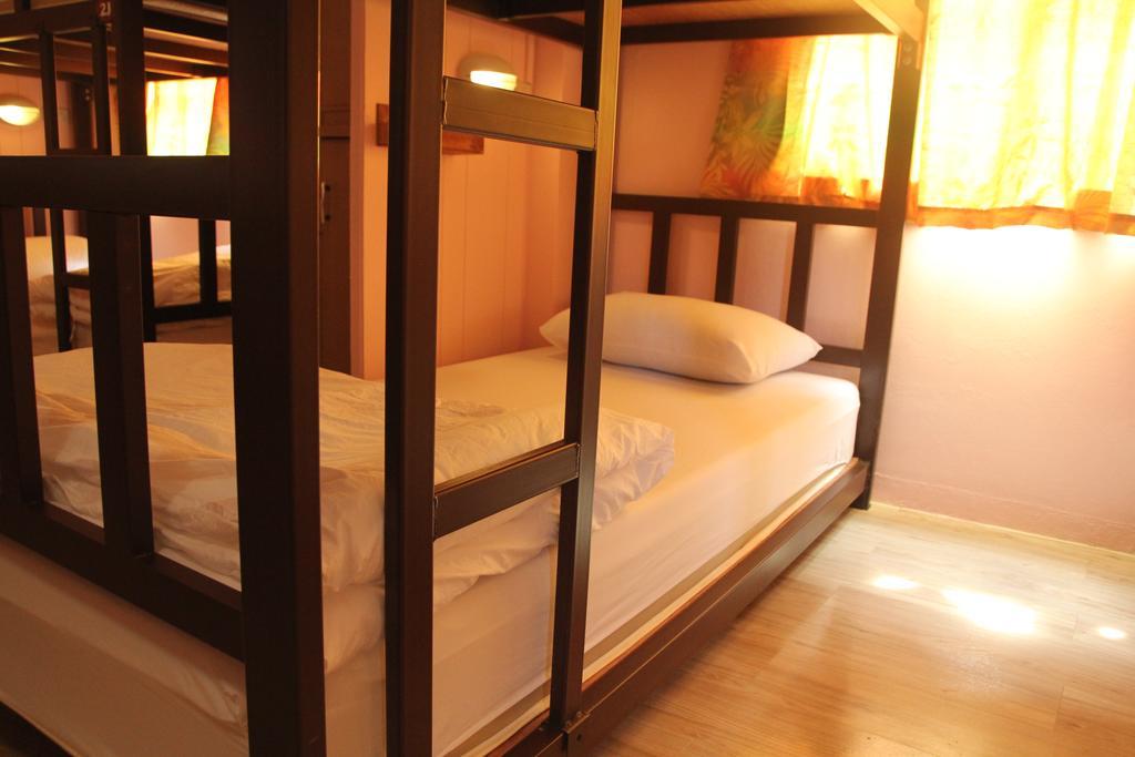 Khaosan Immjai Hostel Банкок Стая снимка