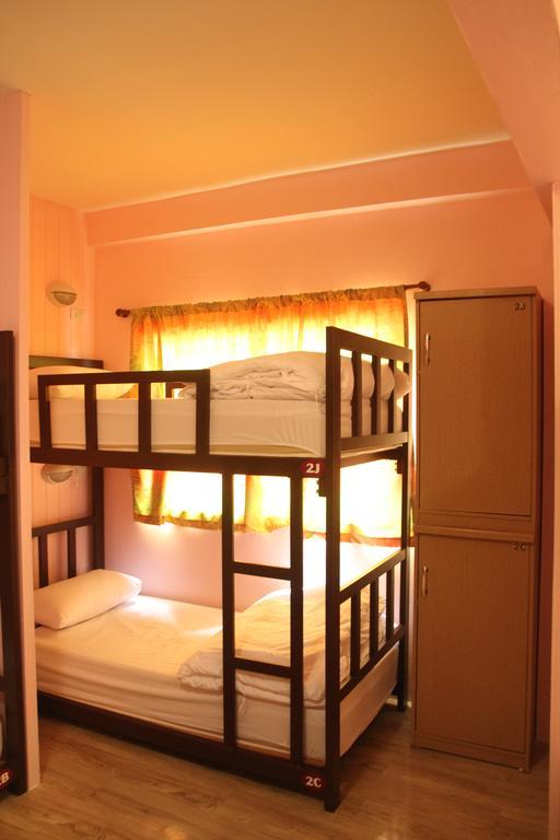 Khaosan Immjai Hostel Банкок Стая снимка